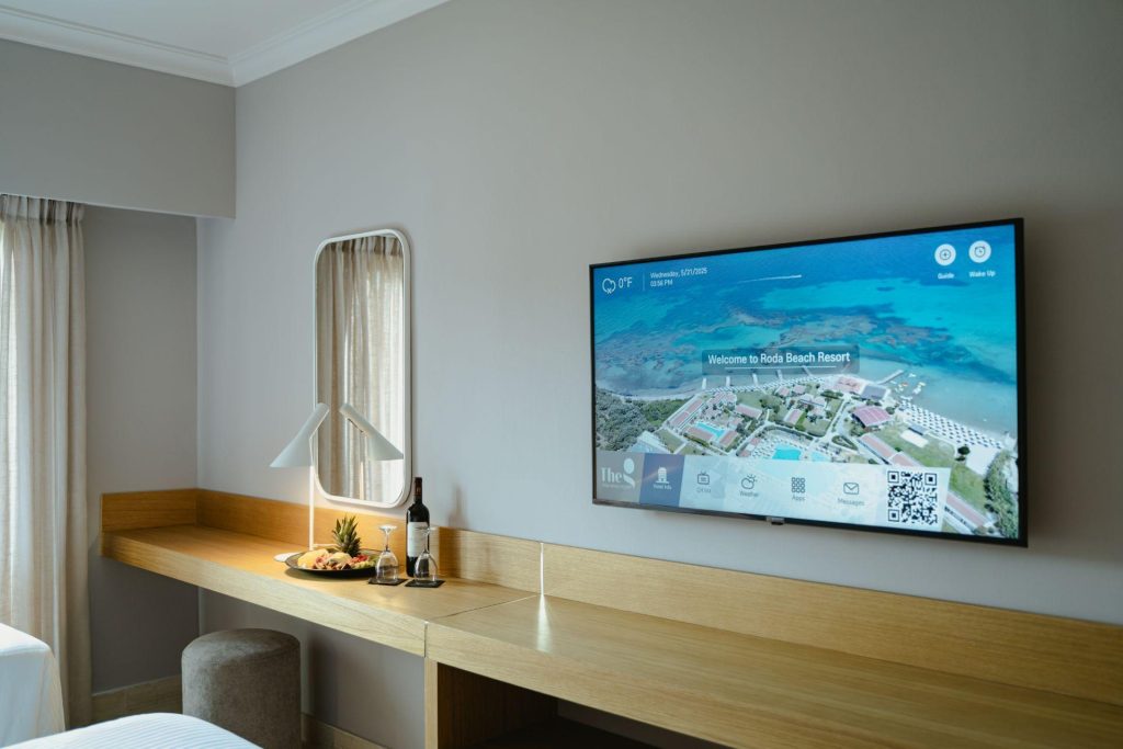 Τηλεόραση και έπιπλο στο ξενοδοχείο Roda Beach Resort